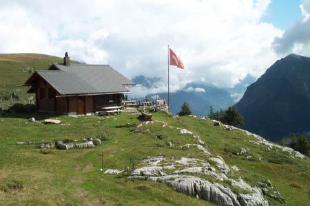 Lauberhornhütte occupies a splendid position