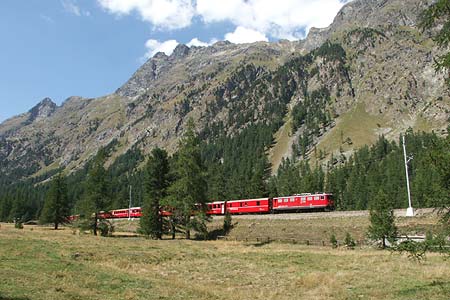 Rhätische Railway train between Spinas and Bever