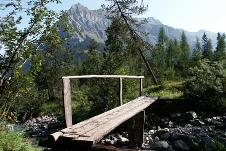 Wooden footbridge en-route to the Doldenhornhütte