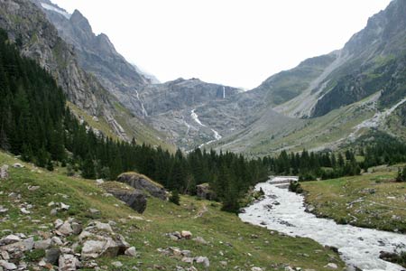 View up Gasterntal above Selden to the rock wall