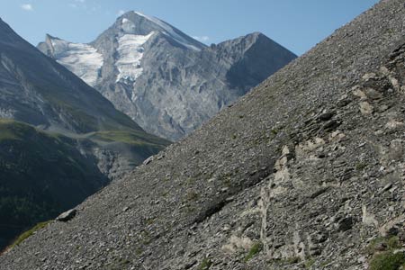 Rocky landscape on the approach to the Üschenegrat