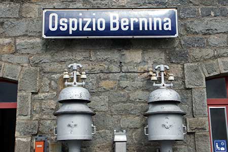 Ospizio Bernina station